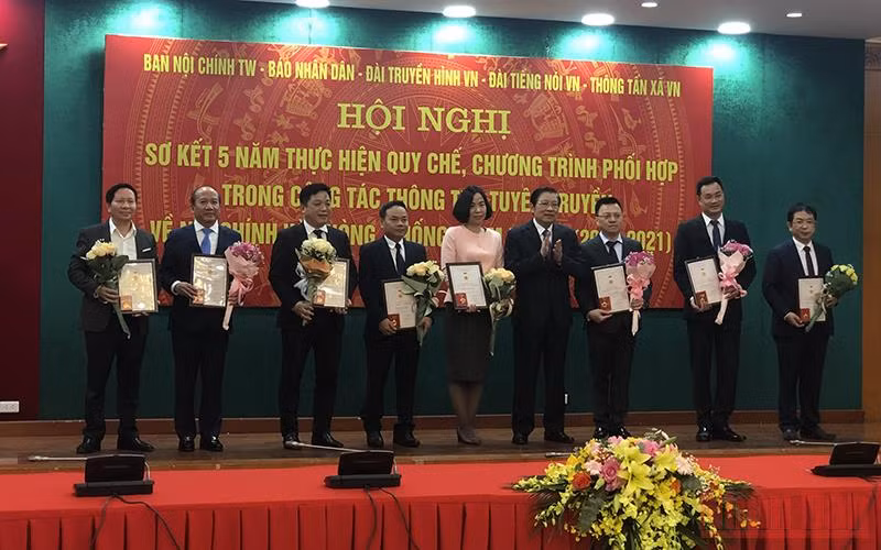 Đồng chí Phan Đình Trạc trao Kỷ niệm chương Vì sự nghiệp Nội chính Đảng.