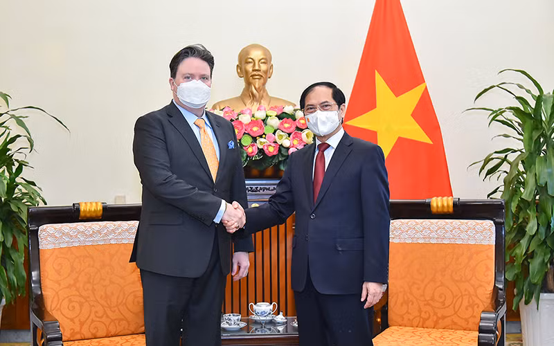 Bộ trưởng Ngoại giao Bùi Thanh Sơn và Đại sứ Hoa Kỳ tại Việt Nam Marc Knapper tại buổi tiếp. (Ảnh: Bộ Ngoại giao) 