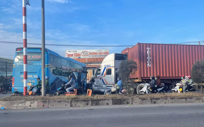 Xe khách tông xe container trên quốc lộ 51, 3 người nguy kịch -0