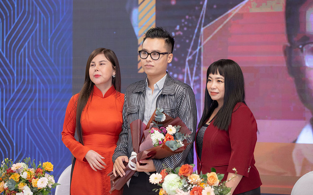 Bà Nguyễn Như Quỳnh, nhà thiết kế Nguyễn Minh Tuấn và bà Bùi Ngọc Thu. Diễn viên Hiền Mai làm Ban giám khảo cuộc thi hoa hậu quý bà -0
