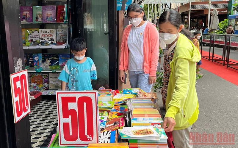Nhiều phụ huynh dẫn con đến Đường Sách để tìm mua sách mới.