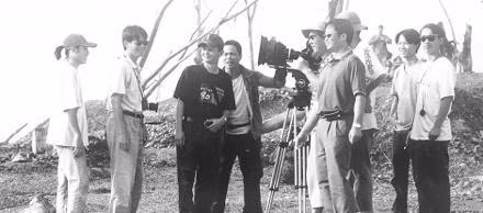 Họa sĩ Phạm Quốc Trung (người thứ ba từ phải sang) và đoàn làm phim Người đàn bà mộng du.