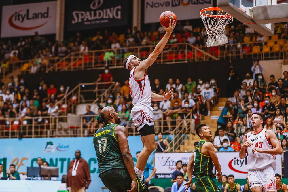 Clayton Guillozet (Thang Long Warriors) lên rổ. VBA 2022 và cái