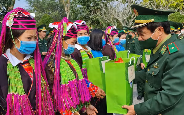 Dâng hương tưởng niệm và trồng cây tại Đài tưởng niệm Liệt sĩ Pò Hèn -0
