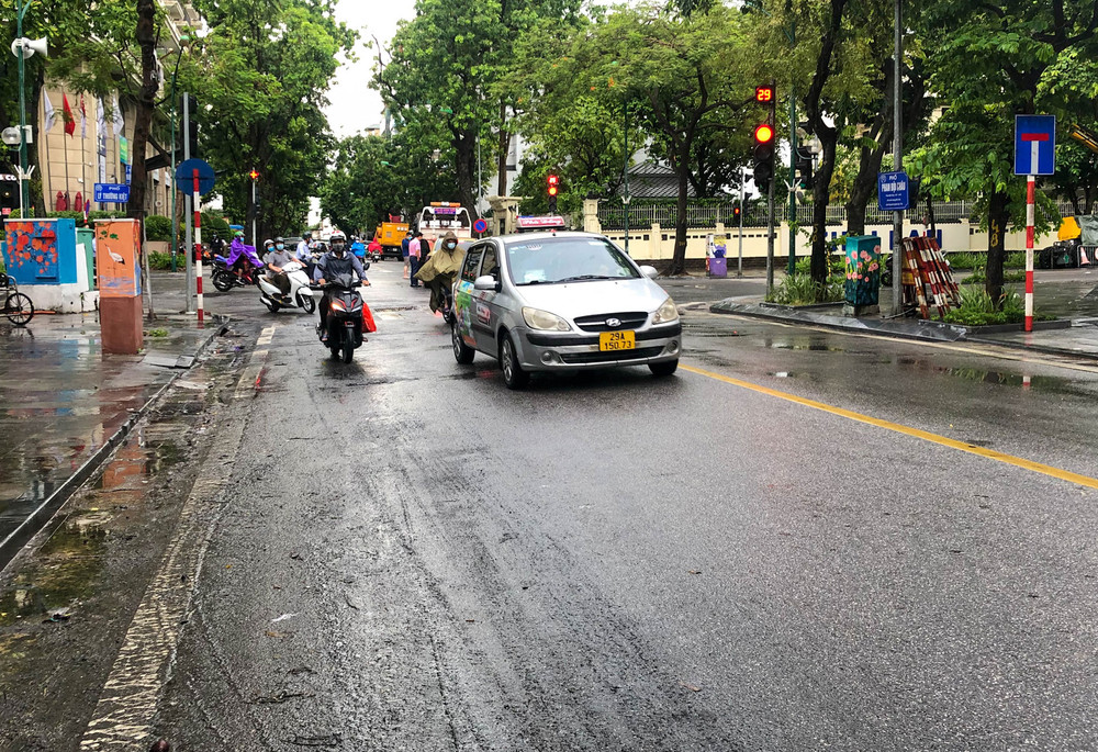Đến khoảng 11 giờ 30 phút, hầu hết các điểm ngập nước đã rút hết. Mưa lớn giải nhiệt cho Hà Nội sau chuỗi ngày nắng nóng -0