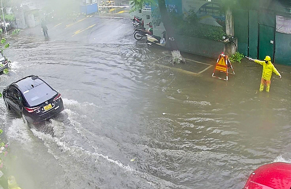 Thời điểm 11 giờ, một số điểm ngập úng đã xuất hiện tại: Ngã tư Phan Bội Châu - Lý Thường Kiệt, phố Tông Đản - đoạn khách sạn Thủy Tiên (quận Hoàn Kiếm), phố Thụy Khuê - đoạn dốc La Pho (quận Tây Hồ)… Mưa lớn giải nhiệt cho Hà Nội sau chuỗi ngày nắng nóng -0