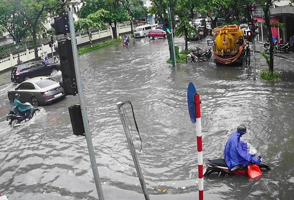 Điểm ngập úng tại ngã tư Lý Thường Kiệt - Phan Bội Châu khoảng 20-30 cm. Mưa lớn giải nhiệt cho Hà Nội sau chuỗi ngày nắng nóng -0