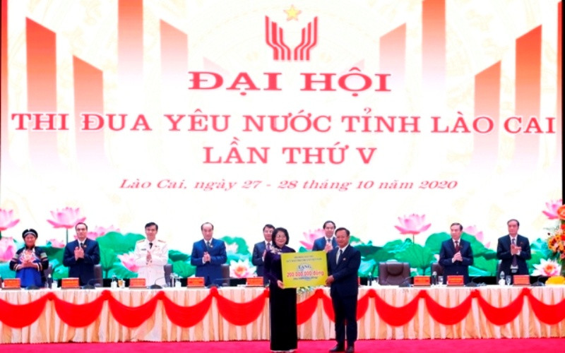 Phó Chủ tịch nước Đặng Thị Ngọc Thịnh trao 200 suất quà tặng học sinh nghèo vượt khó học giỏi ở tỉnh Lào Cai. 4_1-1603872242556.jpg