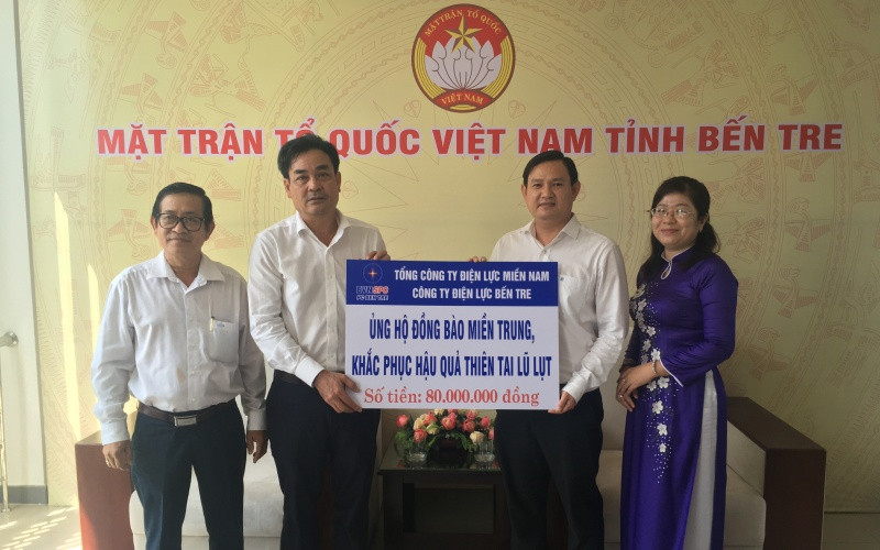 Nhiều tổ chức, cá nhân đã đến MTTQ tỉnh Bến Tre ủng hộ đồng bào miền trung. Các địa phương quyên góp ủng hộ đồng bào miền trung -0