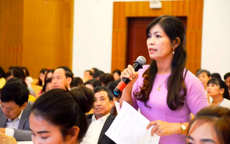 Các đại biểu thảo luận, bàn giải pháp tháo gỡ khó khăn, tăng cường tiếng Việt cho trẻ mầm non, học sinh tiểu học người DTTS.