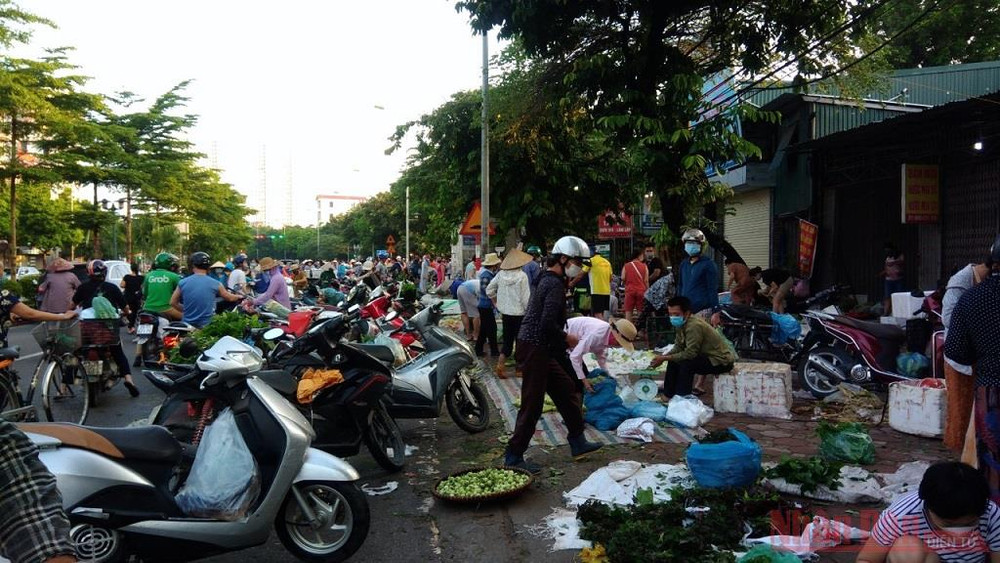 Một khu chợ dân sinh vẫn tấp nập người mua vào sáng nay, 24/7. Ảnh: KIM ANH. Hà Nội vắng vẻ trong ngày đầu giãn cách xã hội -0