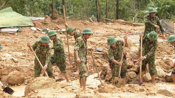 Bộ đội Quân khu 4 tiến hành tìm kiếm cứu nạn tại hiện trường. Ảnh: Chinhphu.vn