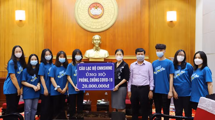 Các em học sinh Trường Trung học phổ thông Chuyên Ngoại ngữ Hà Nội ủng hộ 20 triệu đồng phòng, chống dịch Covid-19. Ảnh: Hương Diệp.