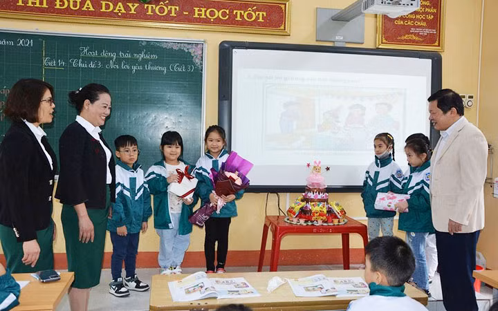 Lãnh đạo Sở Giáo dục và Đào tạo tỉnh kiểm tra tiết trải nghiệm “Nói lời yêu thương” tại Trường tiểu học Nguyễn Trãi (thành phố Yên Bái).