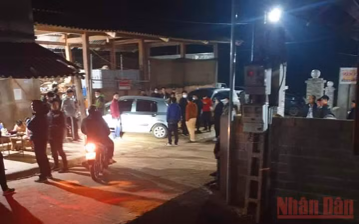 Các lực lượng chức năng huyện Mộc Châu đang tổ chức truy bắt hung thủ gây án.