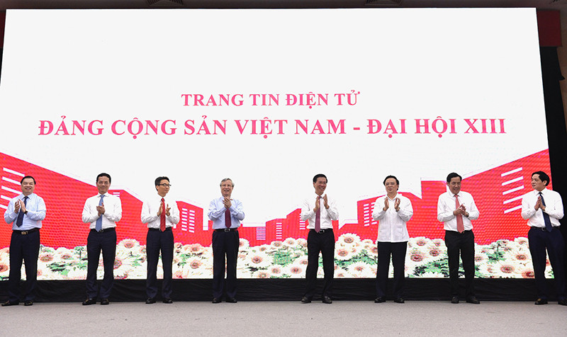 Các đồng chí lãnh đạo Đảng, Nhà nước thực hiện nghi thức khai trương Trang tin điện tử. Ảnh: NHẬT BẮC