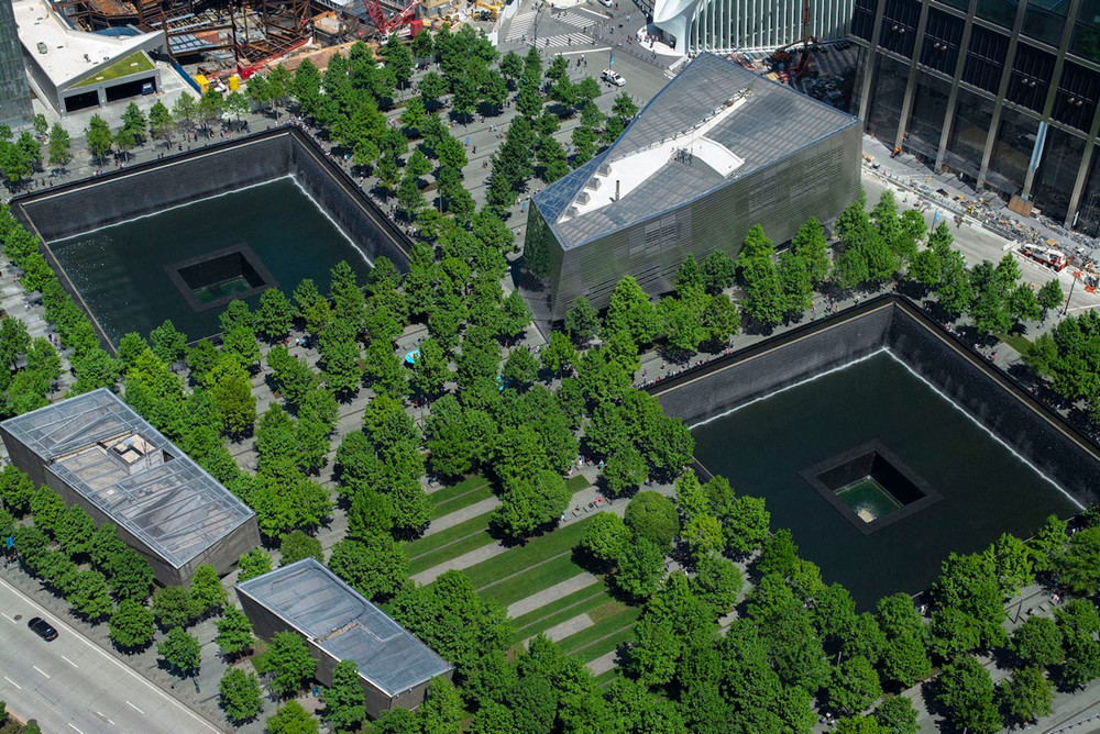 Theo 911groundzero.com, kế hoạch xây dựng khu tưởng niệm đã được "thai nghén" từ rất sớm, ngay sau sự kiện 11/9. Năm 2003, Tập đoàn Phát triển Lower Manhattan, một cơ quan của chính quyền với mục tiêu duy nhất là xây lại Trung tâm Thương mại thế giới, đã tổ chức cuộc thi thiết kế quy mô quốc tế. Ban tổ chức đã nhận được hơn 5.000 bài dự thi được gửi từ 63 quốc gia trên thế giới. Trong đó, thiết kế của hai kiến trúc sư Michael Arad và Peter Walker đã được lựa chọn. Khu tưởng niệm chính thức mở cửa đón công chúng vào ngày 11/9/2011. (Ảnh: Jin S. Lee/911memorial.org) 11/9 -0