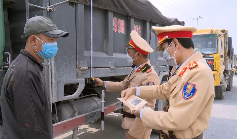Công an giao thông tỉnh Hà Nam kiểm tra kích thước thành thùng xe tải lưu thông trên địa bàn huyện Thanh Liêm. 