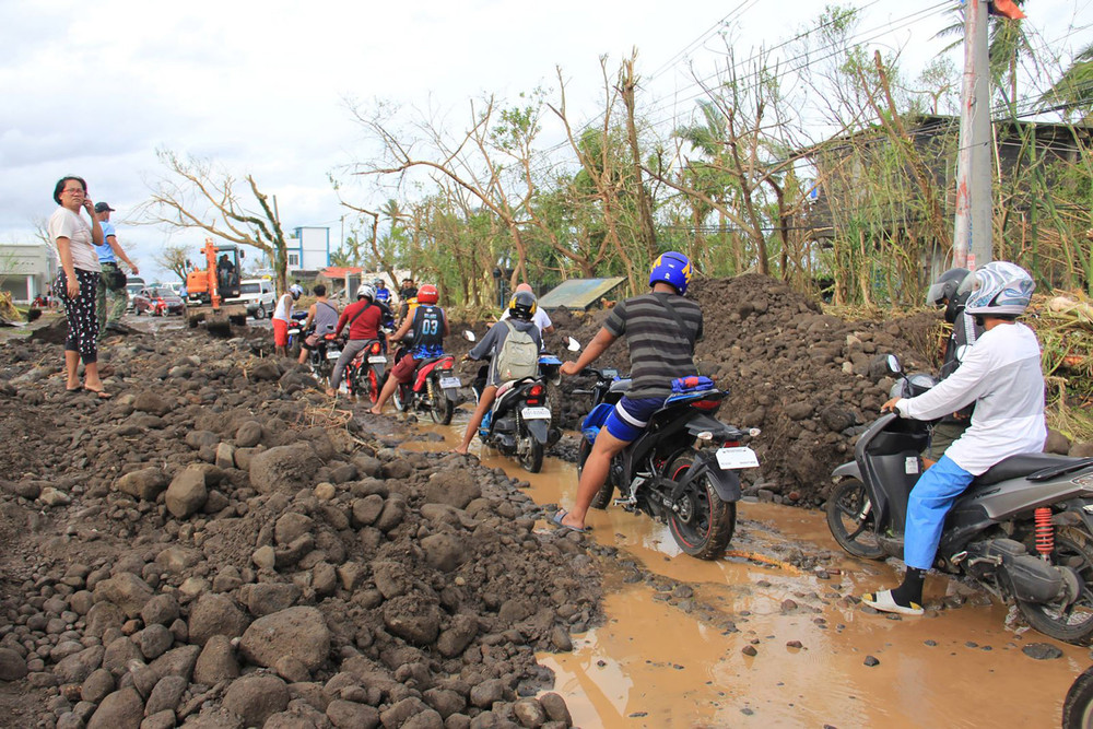 Một tuyến đường bị ngập úng, sạt lở tại khu vực Malilipot. (Ảnh: Getty Images) Goni -1