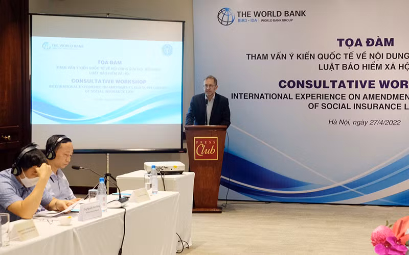 Ông Robert J.Palacios, Chuyên gia trưởng lĩnh vực an sinh xã hội khu vực Đông Á-Thái Bình Dương tham vấn ý kiến tại cuộc tọa đàm. (Ảnh TRUNG TÂM)