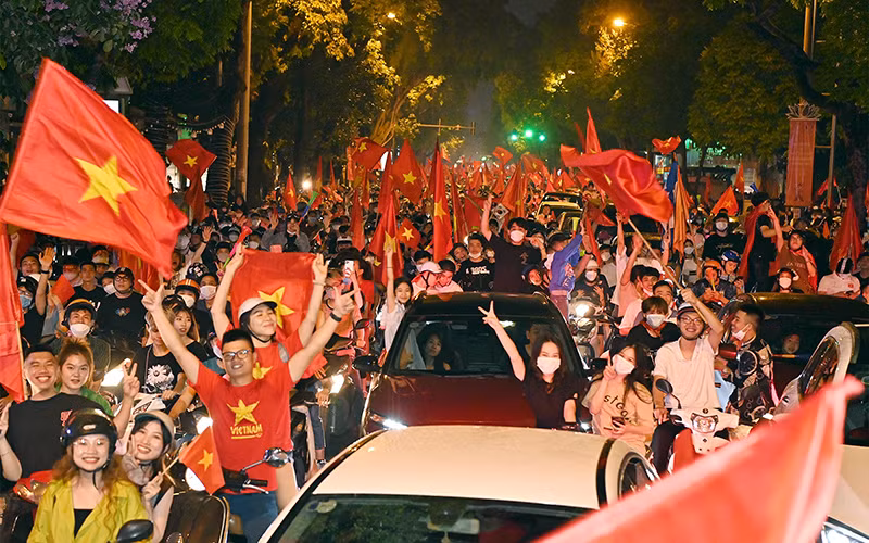 Người dân Thủ đô Hà Nội mừng chiến thắng của Đội tuyển bóng đá nam U23 Việt Nam. (Ảnh ĐĂNG KHOA)