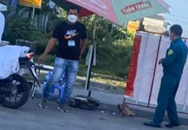 Ông Trương Văn Công (bên trái) đã thừa nhận hành vi vi phạm của mình.