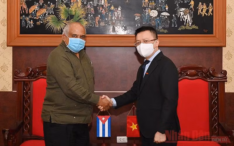 Tổng Biên tập Lê Quốc Minh và đồng chí Orlando Nicolás Hernández Guillén, Đại sứ đặc mệnh toàn quyền nước Cộng hòa Cuba tại Việt Nam. Ảnh: Thủy Nguyên