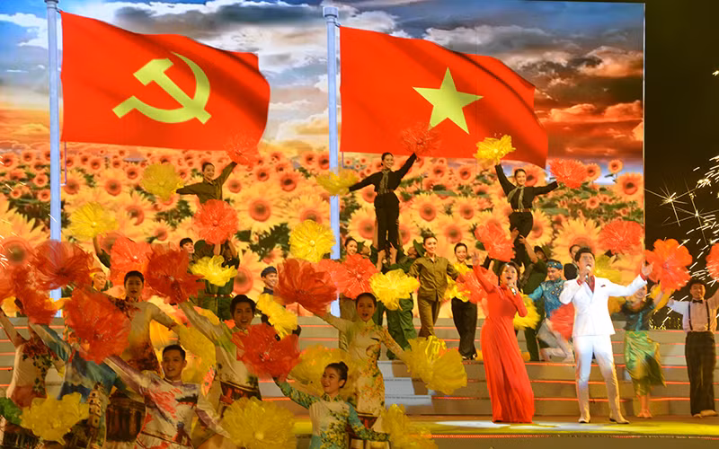 Ca khúc Việt Nam tiếng hát trái tim ta (Sáng tác Ca Lê Thuần) do Đào Mác và Tố Hoa song ca.