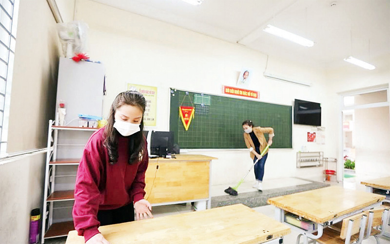 Chuẩn bị cho học sinh trở lại trường học trực tiếp. (Ảnh: NAM NGUYỄN)