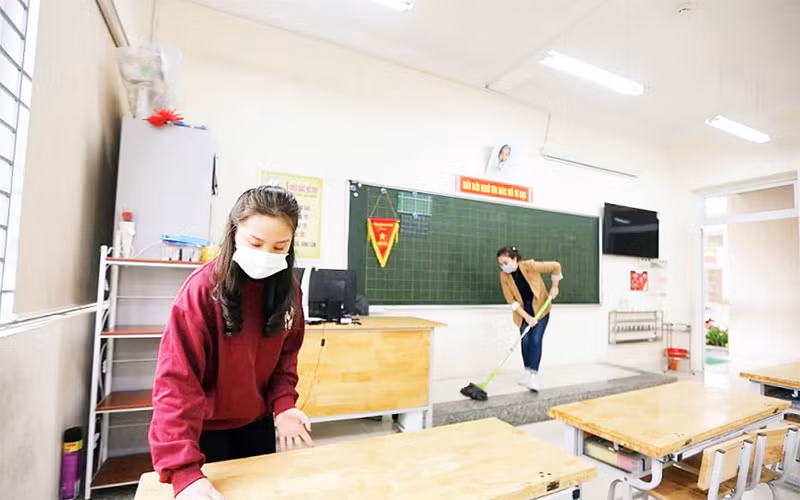 Chuẩn bị cho học sinh trở lại trường học trực tiếp. (Ảnh: NAM NGUYỄN)