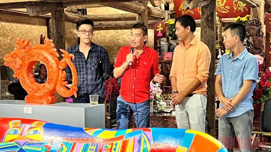 Nhóm 4 nghệ sĩ giới thiệu với khán giả về triển lãm “Con giống” (từ trái sang: Lê Minh Trí, Lê Thiết Cương, Lê Ngọc Thuận, Vũ Hữu Nhung). Khai mạc triển lãm điêu khắc “Con giống” -0