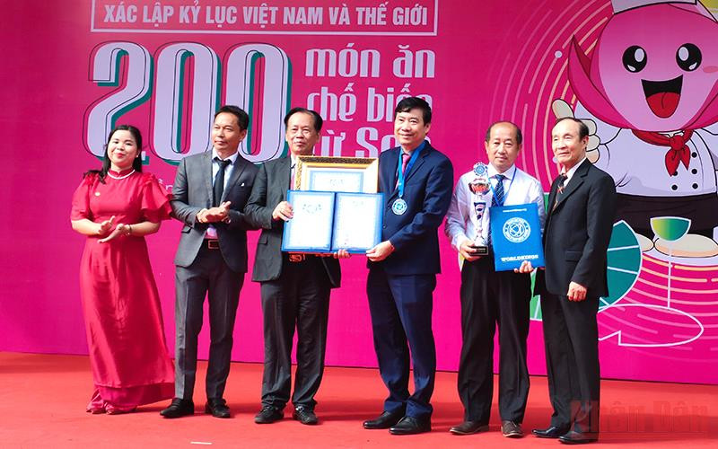 Lãnh đạo UBND tỉnh Đồng Tháp nhận Bằng “Xác lập kỷ lục thế giới, tỉnh Đồng Tháp - nơi tổ chức sự kiện chế biến và công diễn các món ăn được làm từ sen nhiều nhất thế giới”. Đồng Tháp: Xác lập kỷ lục thế giới với 200 món ăn chế biến từ sen -0