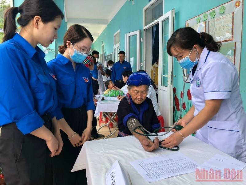 Khám miễn phí cho đồng bào dân tộc thiểu số huyện Mù Cang Chải.