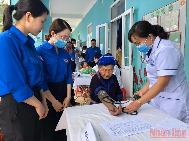 Khám miễn phí cho đồng bào dân tộc thiểu số huyện Mù Cang Chải.