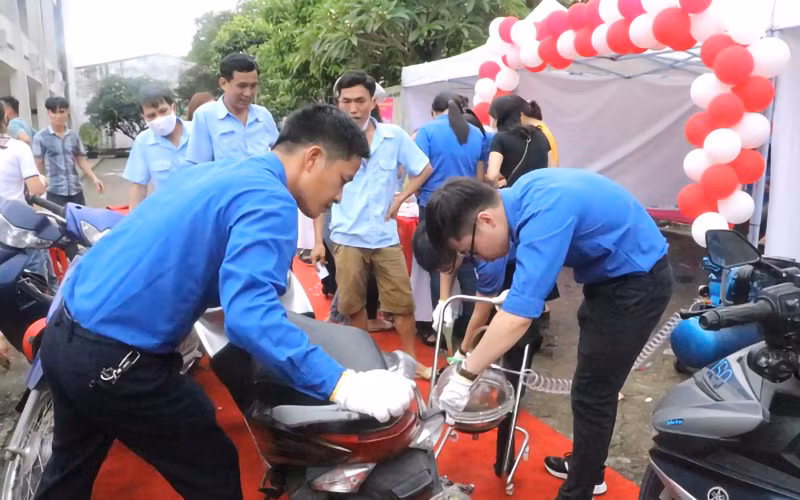 Thay dầu xe máy miễn phí tại chương trình. (Ảnh: Thảo Trang - Tỉnh đoàn Nghệ An).