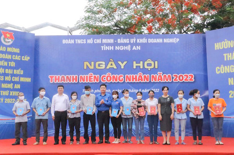 Tặng quà cho thanh niên công nhân và học sinh. (Ảnh: Thảo Trang - Tỉnh đoàn Nghệ An) Nghệ An tổ chức Ngày hội Thanh niên công nhân -0