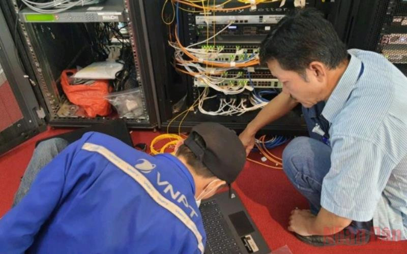 Anh Phan Hồng Thuấn, kỹ thuật viên xe phát hình, phát sóng lưu động của VNPT phục vụ SEA Games 31 đang làm nhiệm vụ. Những người “gác cổng” thông tin cho SEA Games 31 -0