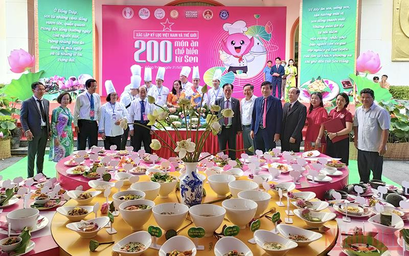 Đại biểu xem trình bày 200 món ăn từ sen.