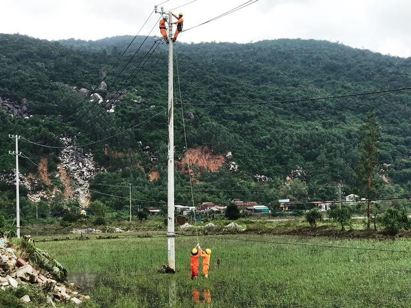 Công nhân Điện lực Đông Hòa thuộc Công ty Điện lực Phú Yên khắc phục sự cố tại xã Hòa Xuân Nam. Phú Yên nỗ lực cứu dân trong lũ -0