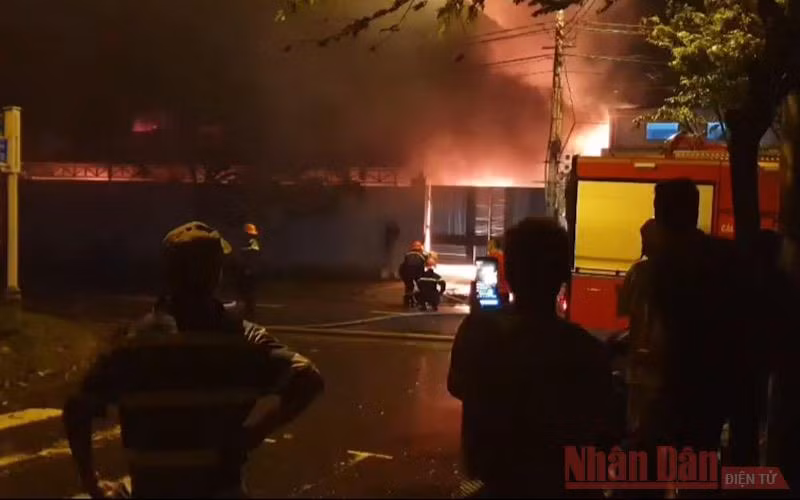 Lực lượng phòng cháy chữa cháy nỗ lực khống chế vụ cháy. (Ảnh: Lê Sỹ)