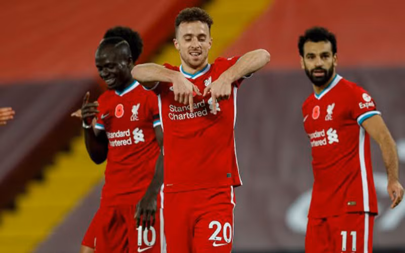 Tân binh Jota (giữa) tỏa sáng, ghi bàn quyết định giúp Liverpool thắng West Ham 2-1.