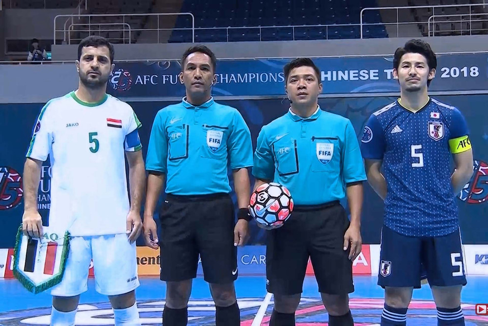 Trọng tài Trương Quốc Dũng (ở giữa, cầm bóng). (Ảnh: AFC)