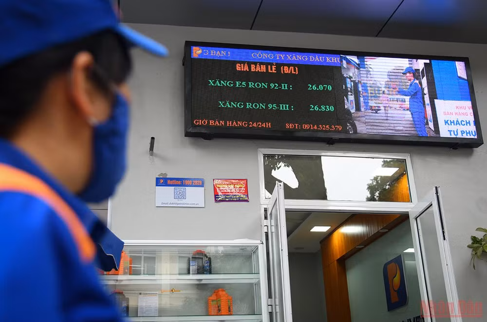 Giá xăng dầu tiếp tục tăng lần thứ 6, người dân Thủ đô tranh thủ đi mua trước giờ tăng giá -0