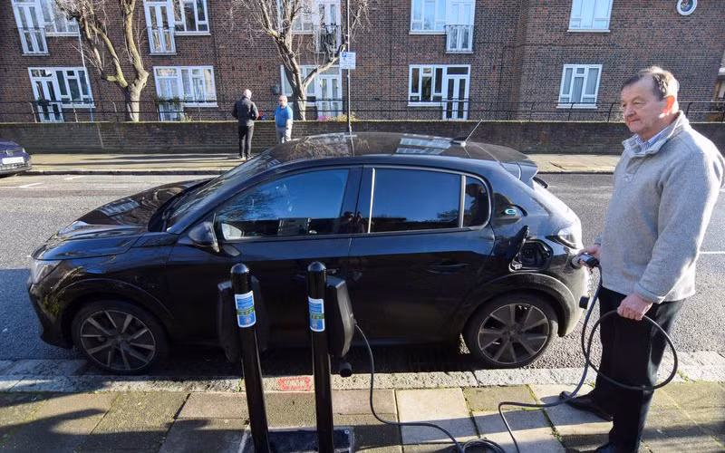 Một trạm sạc xe điện ở Anh. (Ảnh REUTERS) 