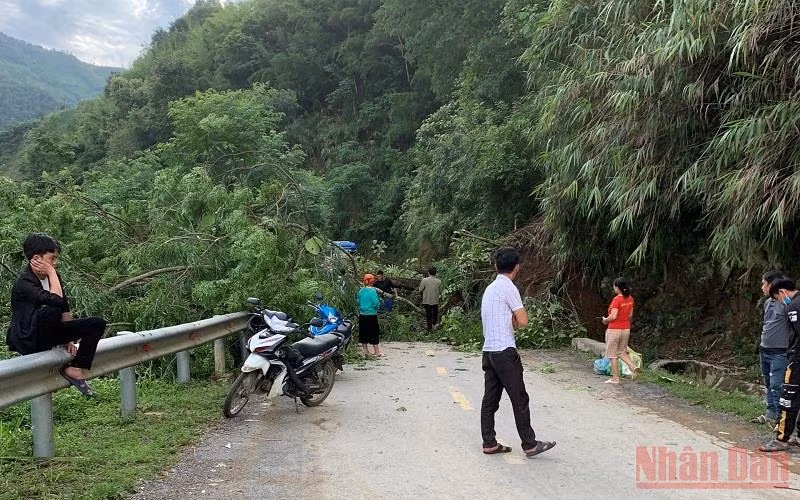 Sạt lở đất trên quốc lộ 34, đoạn qua xã Hưng Đạo, huyện Bảo Lạc, tỉnh Cao Bằng.