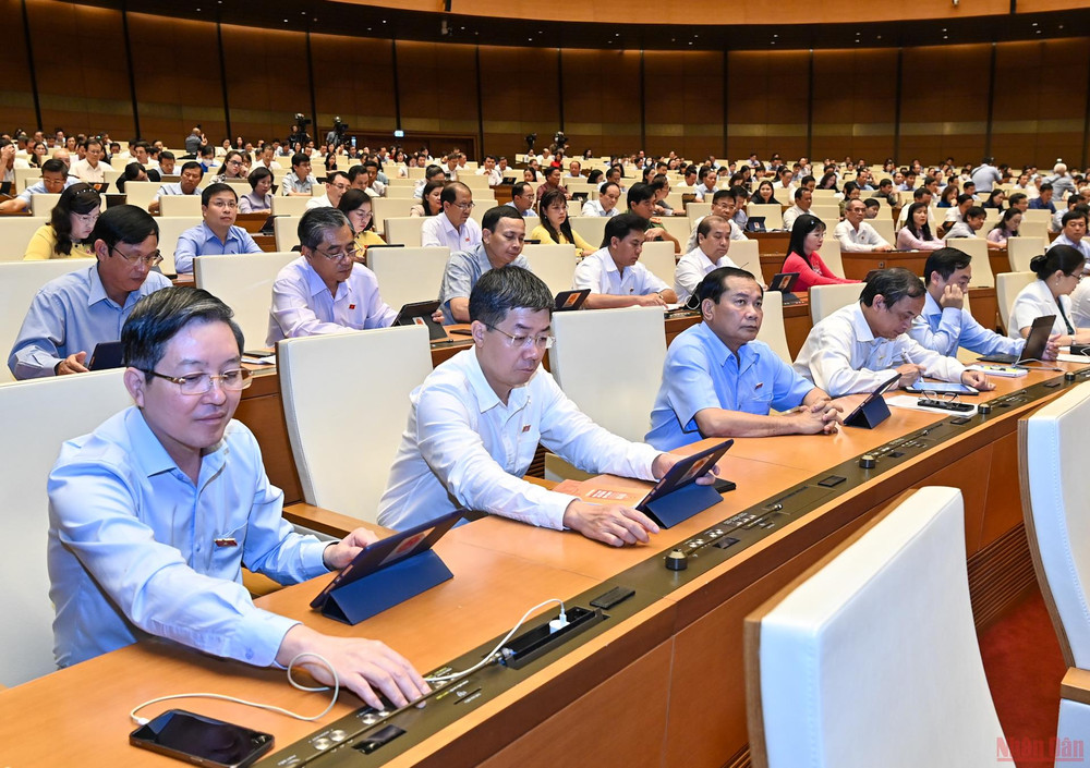 Các đại biểu Quốc hội biểu quyết thông qua Nghị quyết về Chương trình xây dựng luật, pháp lệnh năm 2023, điều chỉnh Chương trình xây dựng luật, pháp lệnh năm 2022. (Ảnh: LINH KHOA)