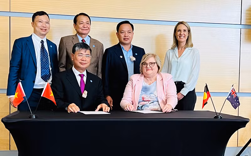 Chủ tịch VWSA Nguyễn Ngọc Điệp (trái) và Chủ tịch AWA Louise Dudley ký biên bản ghi nhớ về hợp tác giai đoạn 2022-2024 tại Brisbane, Australia. Ảnh: Kim Chi