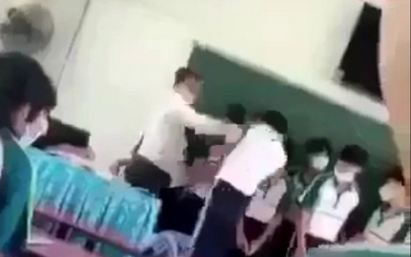 Giáo viên P.Q.H. tát vào mặt học sinh. (Ảnh cắt từ clip)