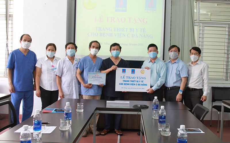 Đại diện BSR trao biển tượng trưng số tiền tài trợ cho Bệnh viện C Đà Nẵng.
