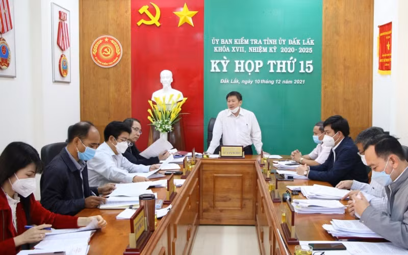 Chủ nhiệm Ủy ban Kiểm tra Tỉnh ủy Đắk Lắk Lê Văn Nghĩa phát biểu tại phiên họp. (Ảnh: Lê Thành)